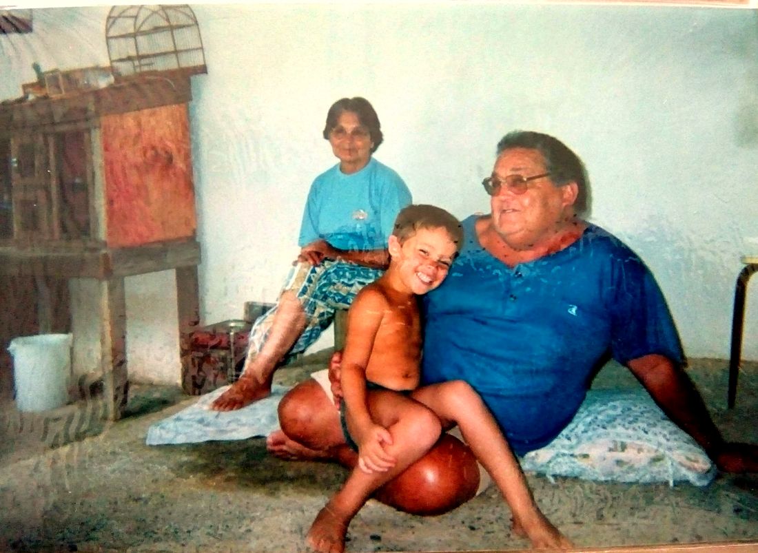 Robson, ainda crianca, com seu avo - que da nome a Capitulino