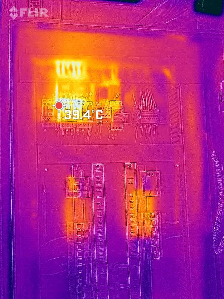 Termografia — ponto quente em painel (39,4 °C)